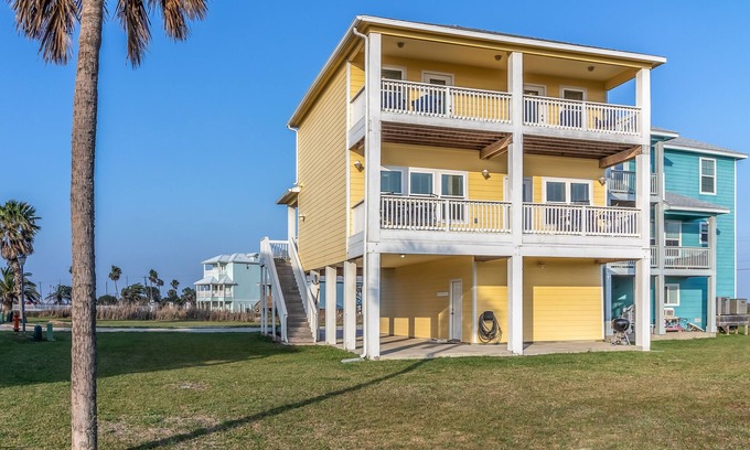 Bella Vista House | Enjoy Island & Ocean Views with the Luxury of Two Master Suites.