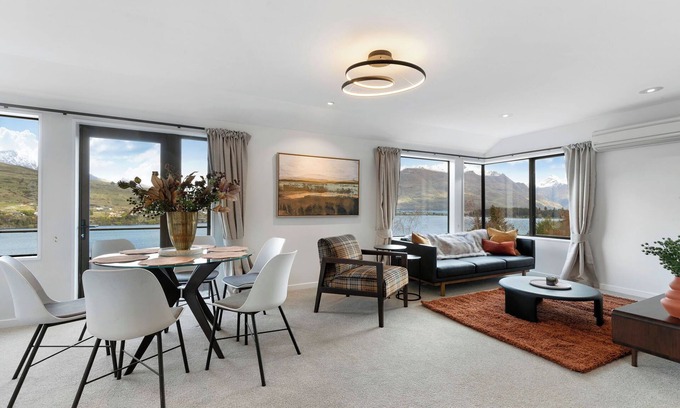 Queenstown House | Enjoy million dollar views at Lakeside Retreat centrally located in Queenstown!