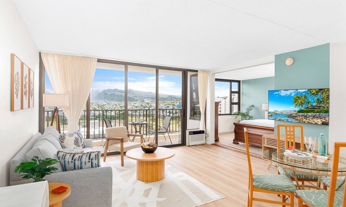 Waikiki Condo | Enjoy Mountain Views w/Free Parking + Near Beach