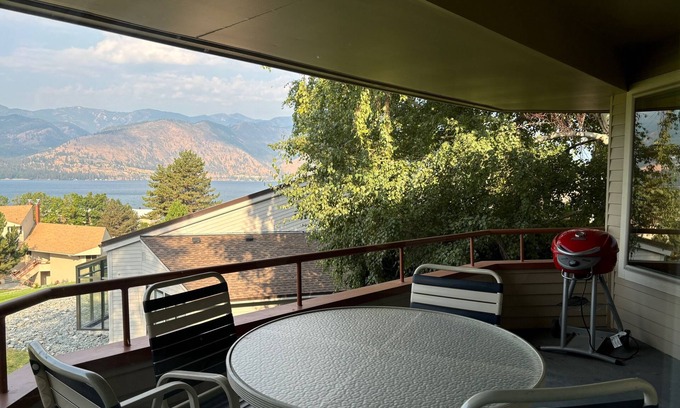 Wapato Point Condo | Enjoy Some Holiday Spirit at Lake Chelan! Newly-Redone Unit with Expansive Views
