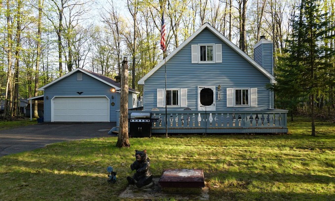 Higgins Lake Ski Chalet | Enjoy the beauty of Northern Michigan at Higgins Lake and Houghton !