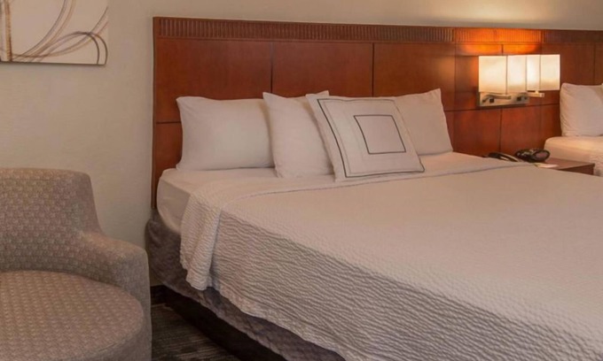 Rosslyn Apartment | Enjoy the Best of Arlington! with Self Parking & Onsite Starbucks! Pets Allowed