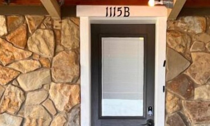 South Hill Apartment | Enjoy the heart of Bellingham!