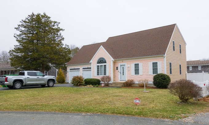 East Falmouth House | Enjoy the off season on Cape Cod in a Charming 3-BR house in pleasant E Falmouth
