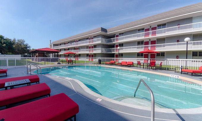 Ocala Hotel | Enjoy the Perks! Free Breakfast & Parking, Pets Allowed, Outdoor Seasonal Pool!