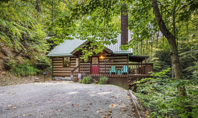 Gatlinburg - Pigeon Forge House | Enjoy the Quieter Side of GATLINBURG! Secluded! Hot Tub! 2b/2ba 15 min dwtn
