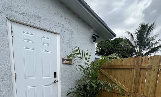 Golden Glades House | Enjoy the simplicity of this quiet central home in North Miami Beach!