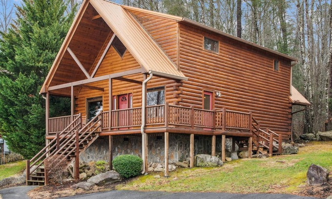 White Oak Lodge Cabin | Enjoy the Smoky Mountains in this Beautiful Getaway!