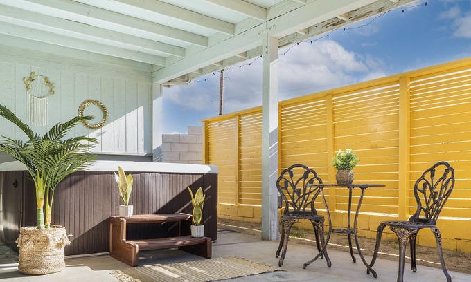 Morongo Valley House | Enjoy the spa - Watch big screen movies - BBQ