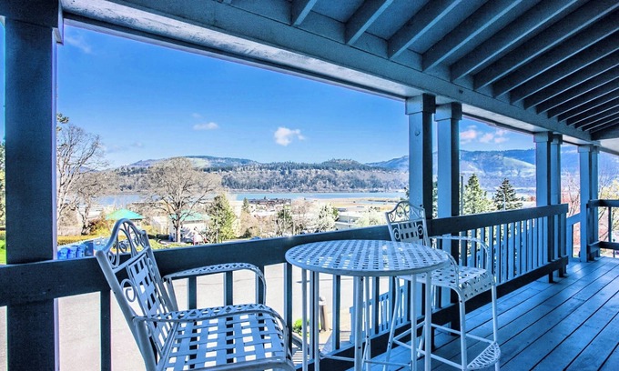 Hood River Condo | Enjoy the View - 2 Bedrooms, 2 Bathrooms - Upstairs Condo Blocks from Downtown