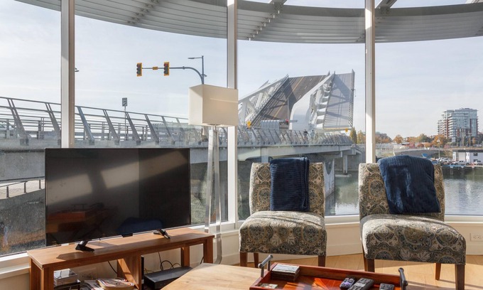 Downtown Victoria Condo | Enjoy the waterway action at your doorstep