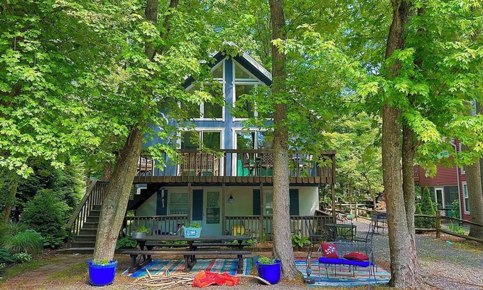 Rehoboth Beach House | Enjoy your relaxing beach vaca in this 4-bed home with amazing 2nd story deck!