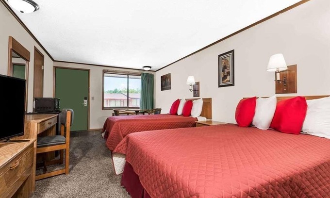 Summitt House | Enjoy Your Stay at Knights Inn Ashland! Pool, Picnic Area, Parking, WiFi