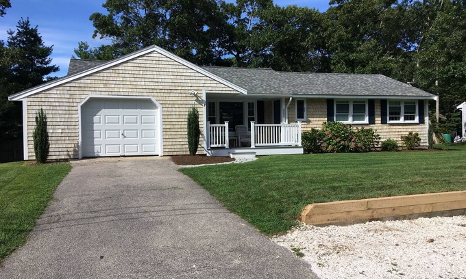 East Falmouth House | Enjoy Yourself at Great Harbors Updated Ranch