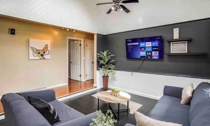 Rochester House | Enjoyable Home by Airport & Dwtn