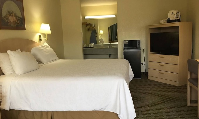Cabot House | Enjoyable Stay! Seasonal Pool, FREE Breakfast, FREE Parking, Pet-friendly!