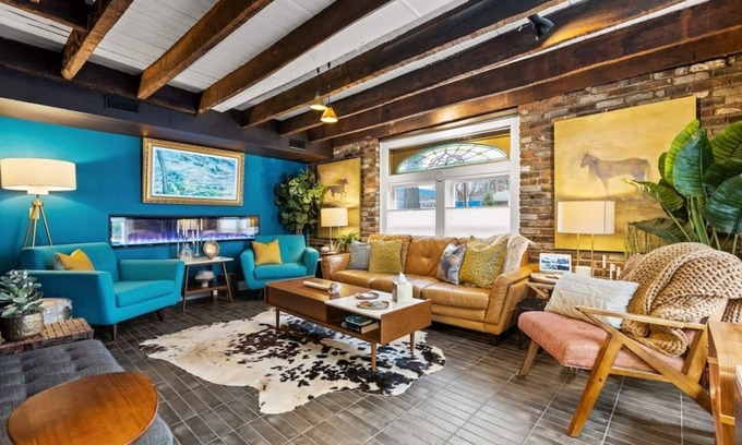 West Suburb House | Enriched with history & tradition is where you will find Lexington's Carriage House