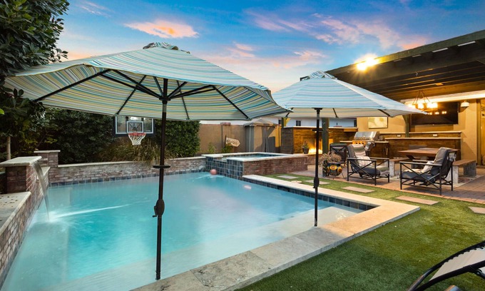 Southwest Village House | *Entertainers Backyard!* Rustic Ranch - Close to old town!