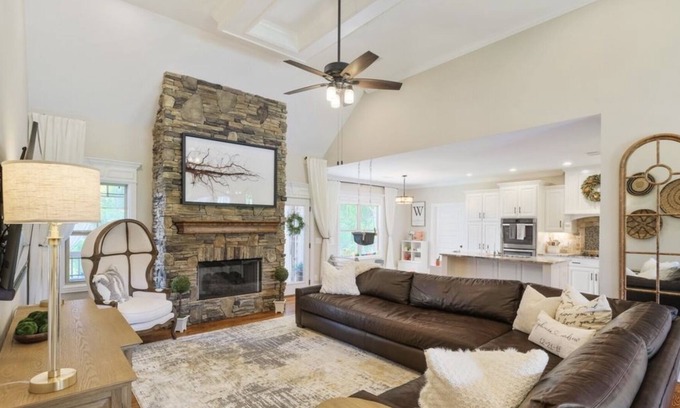 Lebanon House | Entertainers Paradise - Great for Families