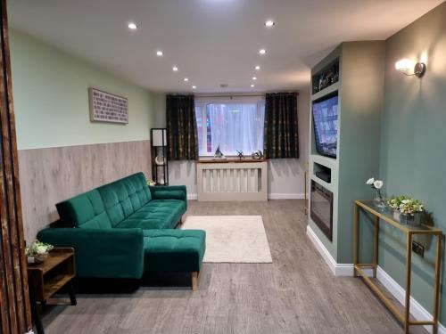 Tooting House | Entire 2 Bedroom Family House in London by Zaftatic