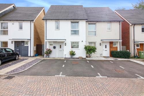 Milton Keynes House | Entire 3 bed home Sleeps 6, WiFi, 2 Parking Spaces