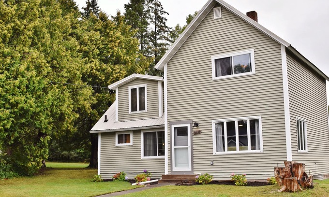Washburn House | Entire 3BDR Cottage: Explore Bayfield-Apostle Islands-BigTop-Northwoods-trails