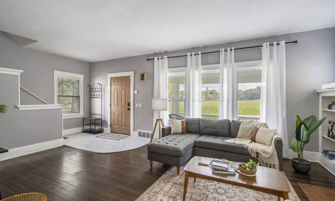 Vine House | Entire 4 Bedroom Beautiful Home Next to WMU/K College, Free Parking