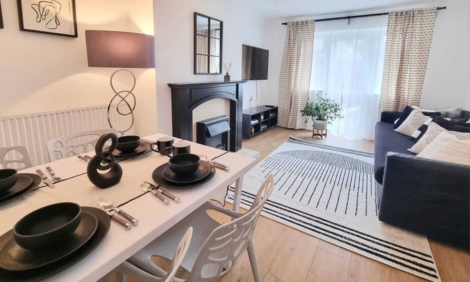 Potters Bar Apartment | Entire 4 person apartment near station, n18 min to London.