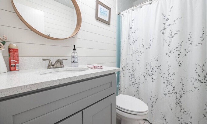 Willoughby Spit House | Entire Beach House! Comfy Beds, Cable, Wi-Fi, Grill, 2 blocks to beach!