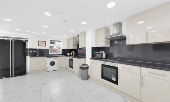 Hacton House | Entire Beautiful & Spacious House in London - 7 Bedroom House for Group