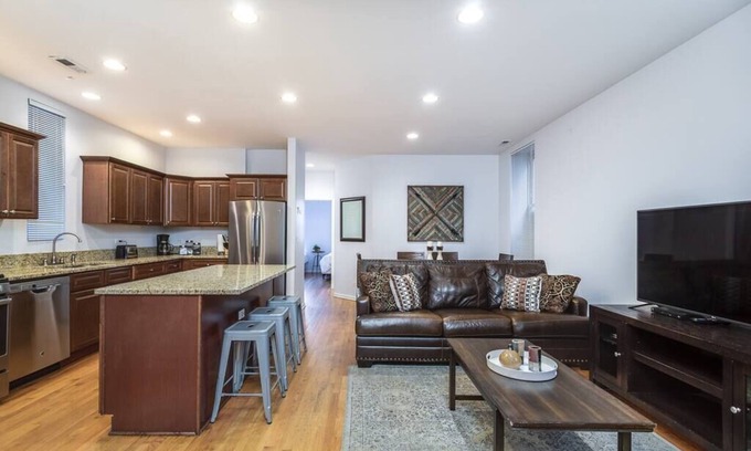 Wrightwood Neighbors Hotel | ENTIRE BUILDING-Walk to Lincoln Park or The Beach!