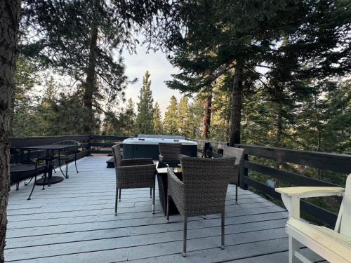 Big Bear Lake House | Entire Cabin, Walk to Ski Slopes, Hot Tub, Fast WiFi, 2 Parking, Fenced Yard, Wash & Dryer, Fire Pit, Pet Friendly, BBQ, Hike, Golf, Zoo