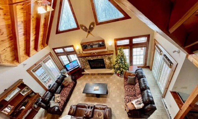 Salamanca Cottage | Entire Chalet! Hot Tub! Vaulted Timber Ceiling! ACn