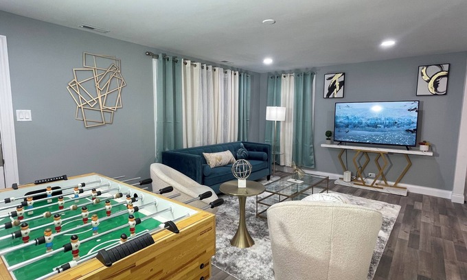 Park Forest House | Entire Cozy Home + Free Parking + Fast Wi-Fi & Located in central area