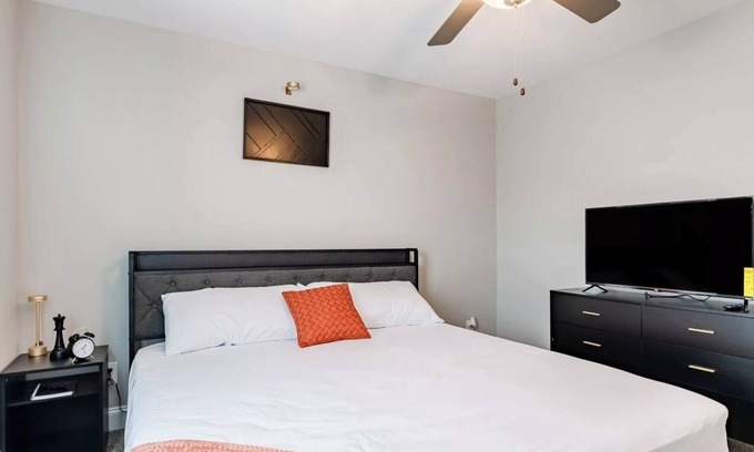 Clarksville House | Entire cozy modern 2 king-size beds townhome. Free WI-FI.