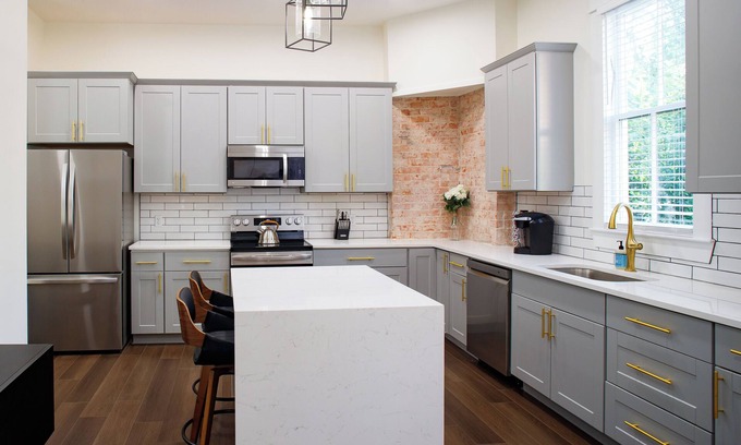 Metropolitan House | Entire Duplex-Historic Savannah