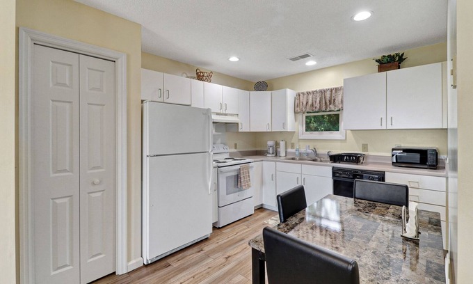 Olde Town Apartment | Entire guesthouse hosted by Jennifer 4 guests 2 bedrooms 2 beds 1 bath
