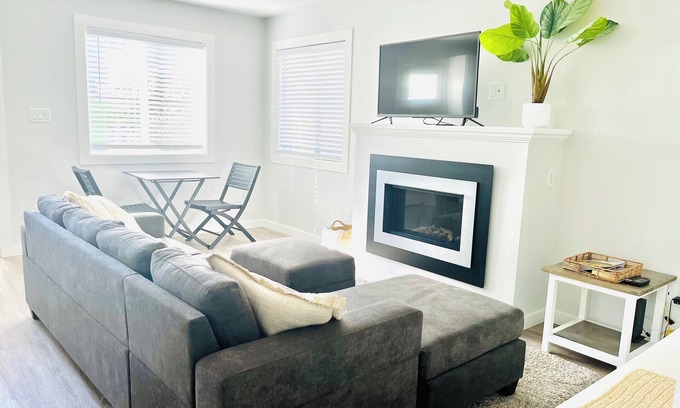 Esquimalt House | Entire guesthouse in Victoria, BC, Canada