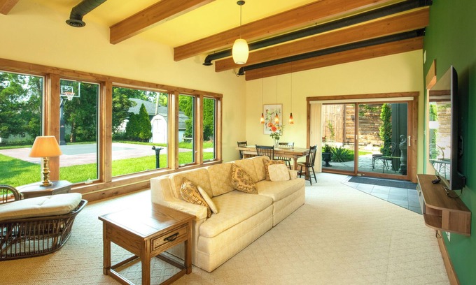Wheaton House | Entire Home 1Br 1.5 Bath, King Bed, Walk-in Shower – Near Downtown Wheaton