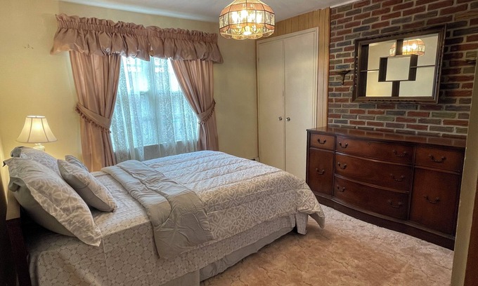 Cheektowaga House | Entire Home 3 Bedroom 1 Bath 6 Guests - Convenient Location close to Airport