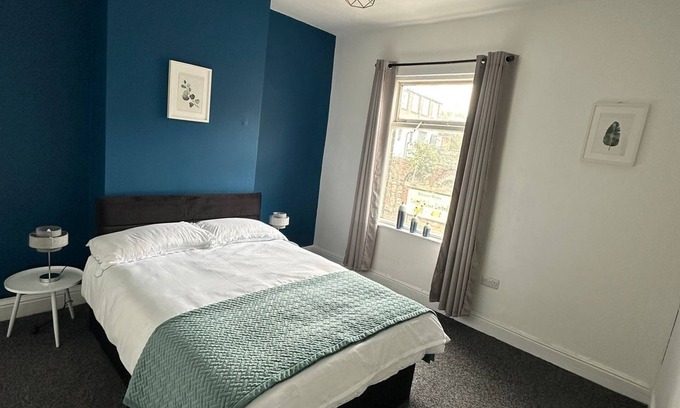 Stoke-on-Trent House | Entire home in Stoke-on-Trentn25 minutes from Alton towers