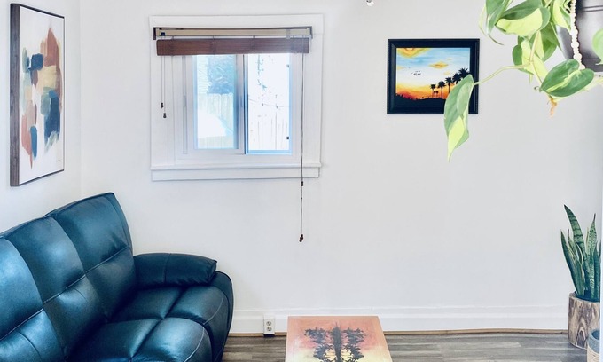 Golden Hill Cottage | ☀️Entire Home⭐️Private outdoor yard/dining space, Central A/C, parking!🚗