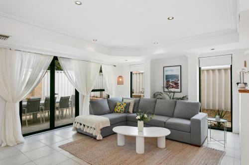 Sorrento House | Entire Home Steps to Sorrento Beach