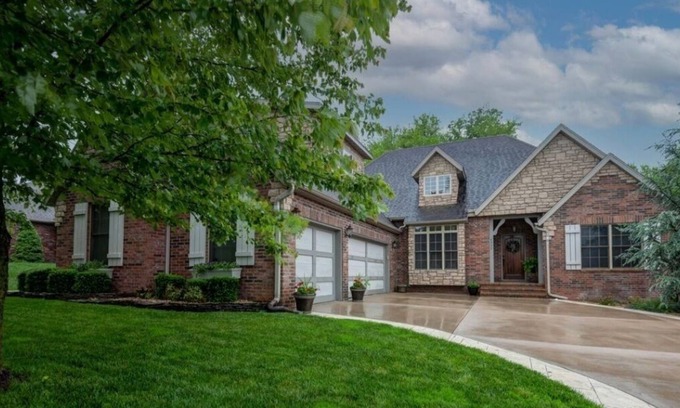 Turners House | Entire Home w/ WiFi, Jetted tub, Gas Fireplace, 3-car Garage w/ EV Charger