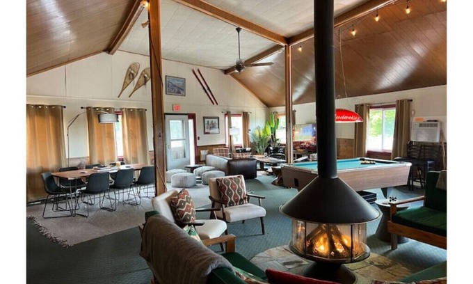 Stratton and Bromley Ski Areas House | Entire Hotel 50 Person Capacity Bromley View Inn
