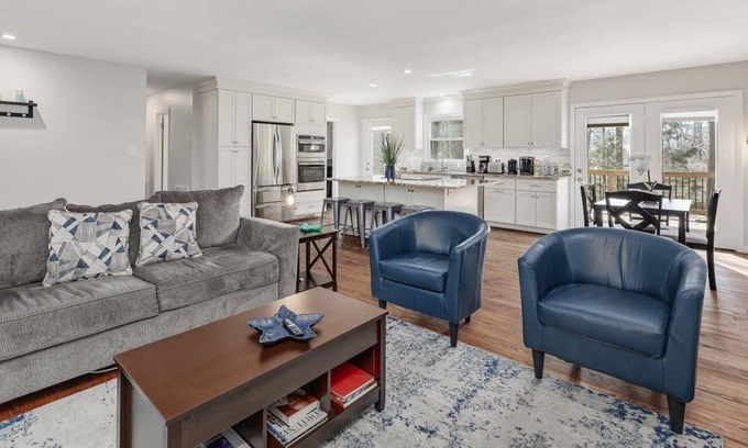 Cary House | Entire House - Elegant 3 bedroom, 2 bath ranch