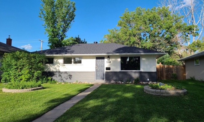 Regina House | ENTIRE house for yourselves - NO basement sharing!