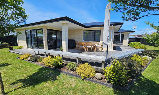 Motuoapa House | Entire House in Motuoapa - 3 mins to the stunning Lake Taupo. Dog friendly!