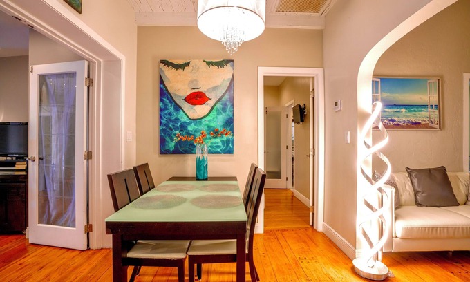 Seybold House | Entire luxurious gated House with front & backyard 10min drive to Miami beach