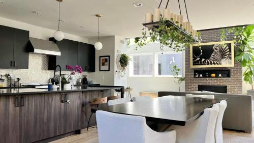 Villa Park House | Entire Luxury Home I Sleeps 8 I 10min To Downtown